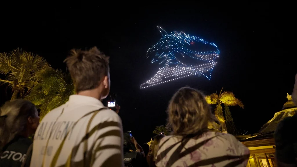 personas observando el show de drones desde el cielo